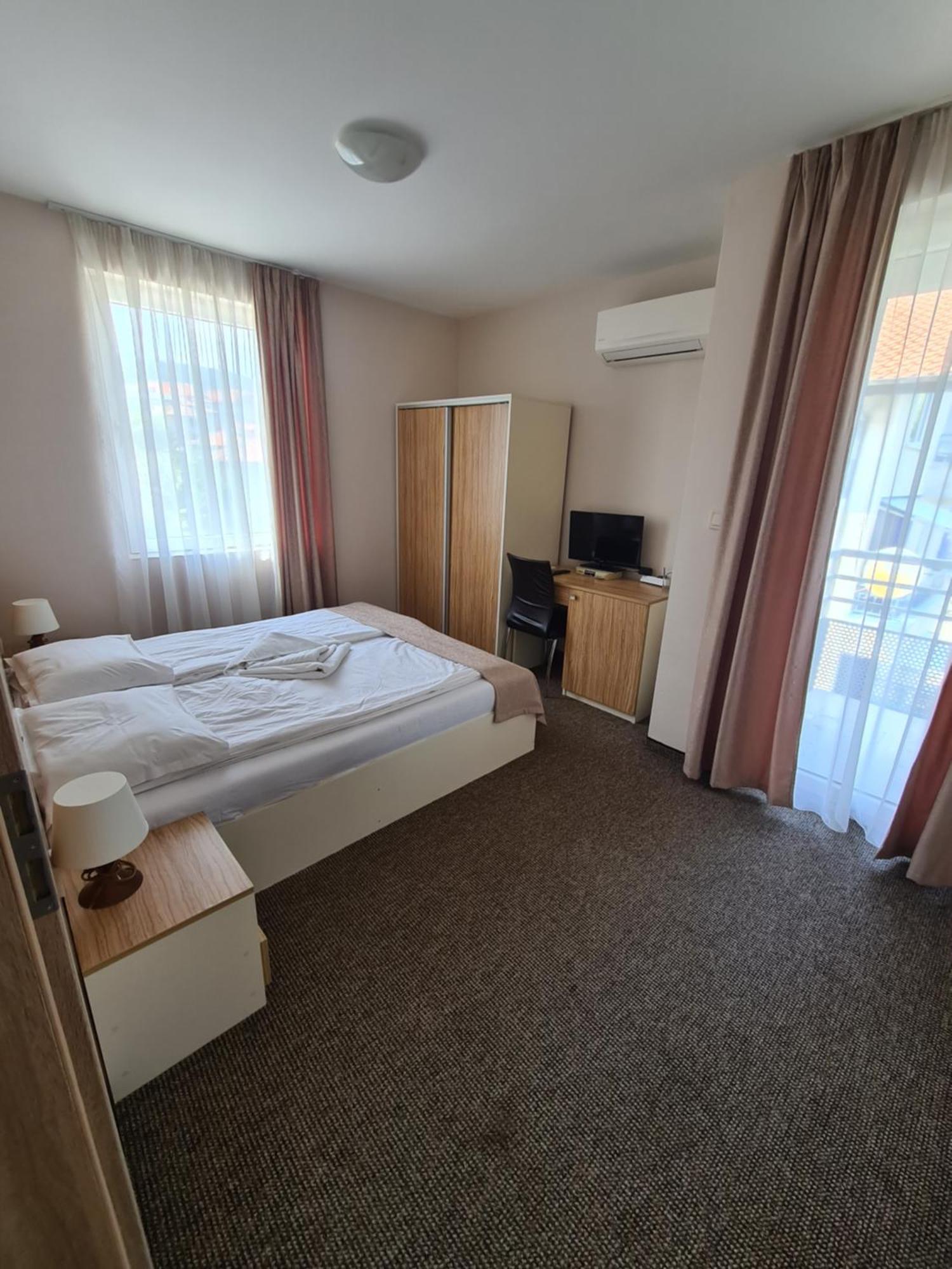 Hotel Mida Обзор Екстер'єр фото